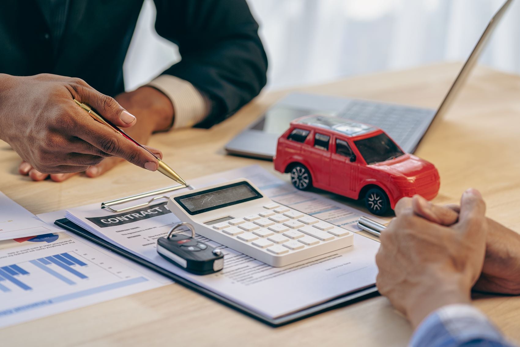 Expert Explaining Used Car Financing Options